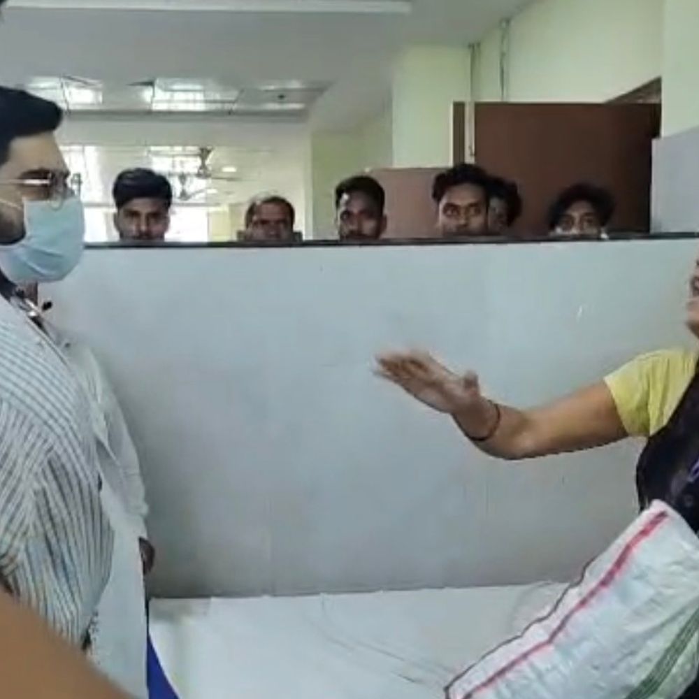 जिला अस्पताल में डॉक्टर पर मारपीट का आरोप:डीएम से शिकायत कर कार्रवाई की मांग, मरीज को भर्ती करने को लेकर विवाद