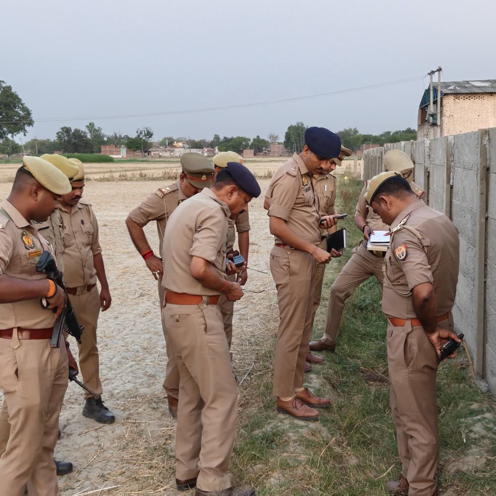 कौशांबी में दो अज्ञात शव मिले:पुलिस ने शिनाख्त के लिए पोस्टर जारी किए, कई जिलों से मांगी जानकारी