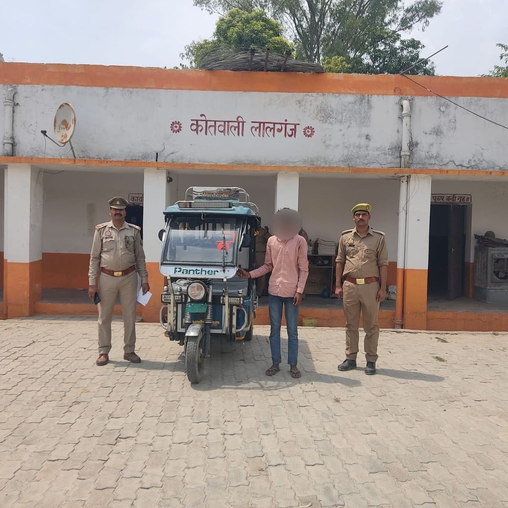 गंगा एक्सप्रेसवे पर स्टंटबाजी, एक आरोपी गिरफ्तार:ई-रिक्शा की छत पर बैठकर रील बनाने वाले युवक पर कार्रवाई, अन्य की तलाश