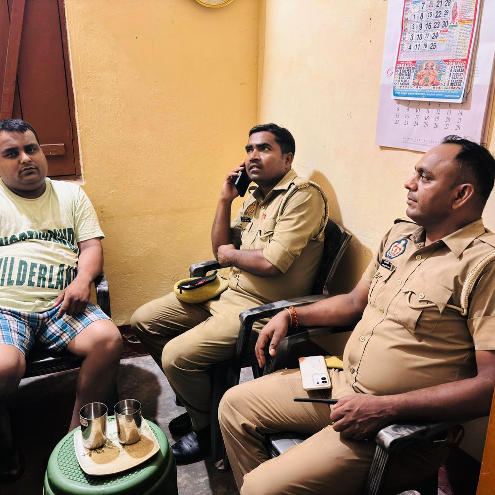 बरहज आंदोलन से पहले सपा जिलाध्यक्ष समेत दो दर्जन नेता:देवरिया पुलिस की देर रात कार्रवाई, जिले की राजनीति गरमाई