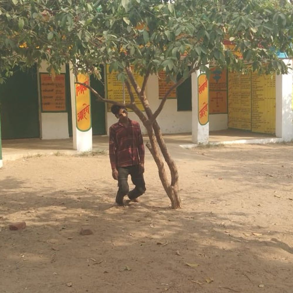 स्कूल में पेड़ से लटका मिला युवक का शव:दोनों घुटने जमीन छूते दिखे, सीतापुर में शाम को घर से बिना बताए निकला था