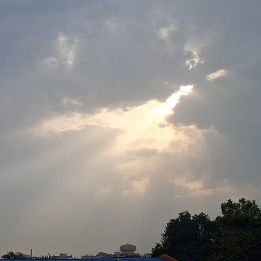 इटावा में आंधी के साथ तेज बारिश से बदला मौसम:गर्मी और हीट-वेव से मिली राहत, तापमान में दर्ज हुई गिरावट