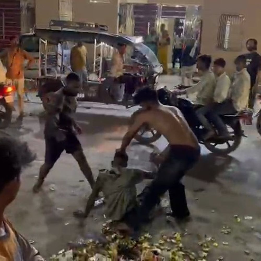 मैनपुरी में युवक को बीच सड़क बेल्टों से पीटा:आरोपी पीटते रहे, भीड़ देखती रही; VIDEO पर पुलिस ने जांच शुरू की