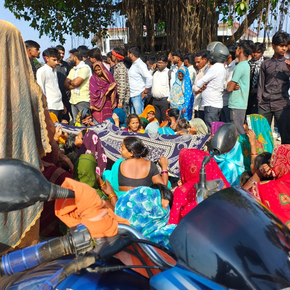 जमीनी विवाद की मारपीट में घायल युवक की मौत:ग्रामीणों-परिजनों ने चौराहे पर शव रखकर किया प्रदर्शन; 5KM तक जाम, पुलिस पर लापरवाही का आरोप