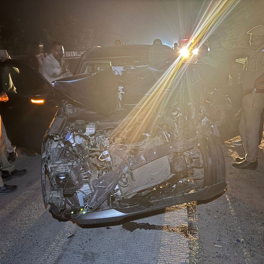 मथुरा में एक्सीडेंट में एक परिवार के तीन लोग घायल:कार से आगरा से नोएडा जा रहे थे, ट्रक ने मारी टक्कर