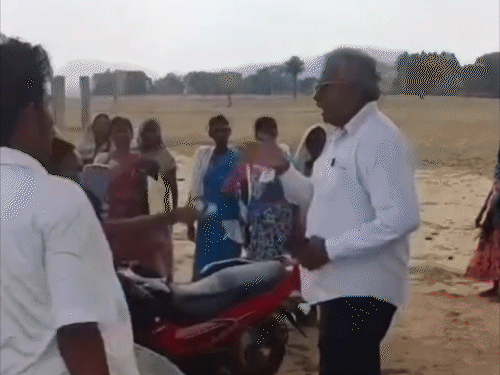 गुमला में चप्पल से पिटाए राजस्व कर्मचारी; वीडियो वायरल:  जमीन सीमांकन को पहुंची थी अंचल की टीम, ग्रामीणों से किया हंगामा – Gumla News