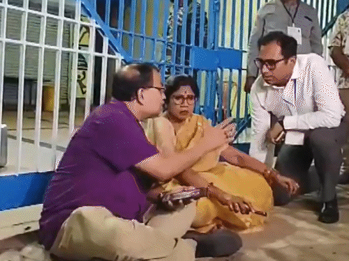 ममता ने कहा-किसी भी हाल में EVM लूटने नहीं देंगे:भवानीपुर स्ट्रॉन्ग रूम में 4 घंटे रहीं; चुनाव आयोग बोला- पोस्टल बैलट छंट रहे थे, EVM सुरक्षित