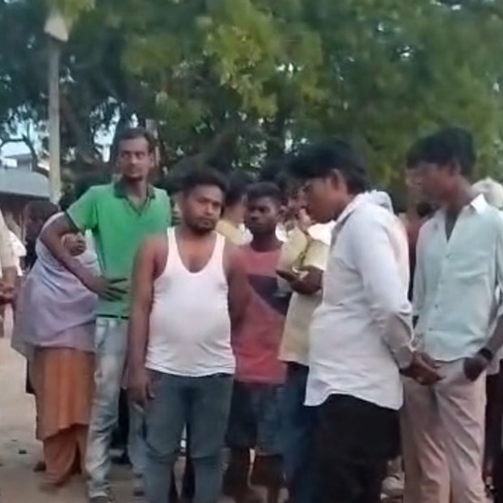 आर्थिक तंगी से परेशान अधेड़ ने खुद को लगाई आग:कौशांबी में 50% से अधिक जला, हालत गंभीर; जिला अस्पताल में भर्ती