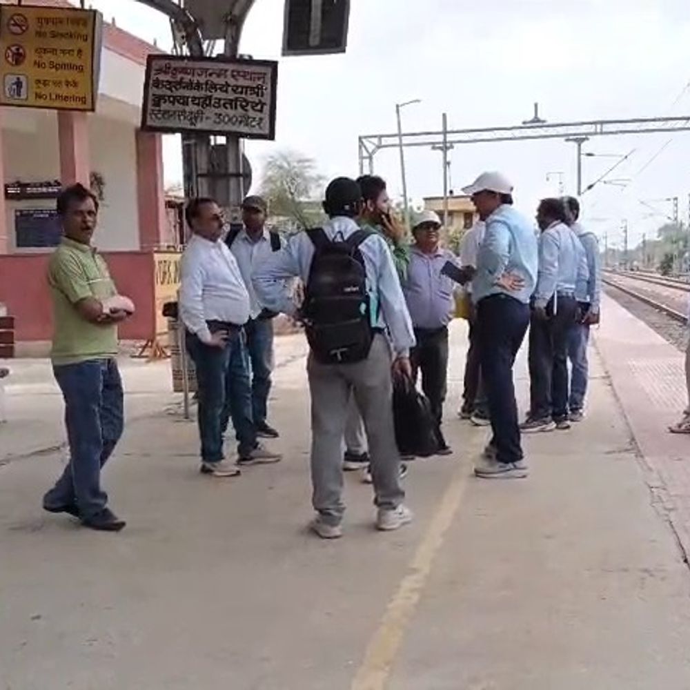 जीएम ने मथुरा के प्रमुख रेलवे स्टेशनों का किया निरीक्षण:भूतेश्वर, बाद जंक्शन पर विकास कार्यों की समीक्षा