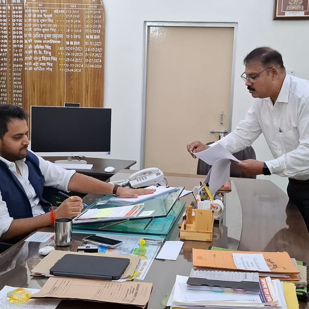 सोनभद्र व्यापार संगठन के पदाधिकारी डीएम से मिले:वेयरहाउसिंग और पर्यटन विकास की संभावनाएं बताईं
