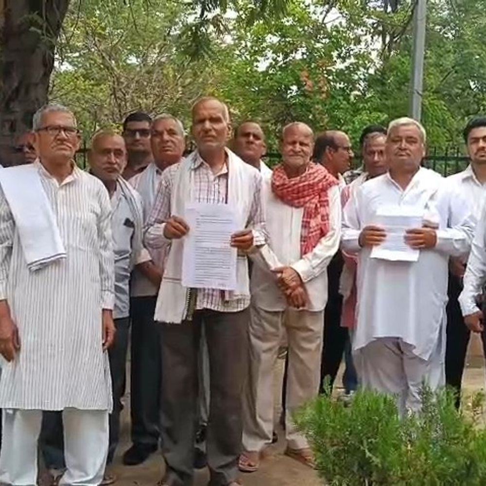 नटवर नगर में जलभराव से लोग परेशान:निवासियों ने जिलाधिकारी को ज्ञापन सौंपकर स्थायी समाधान की मांग