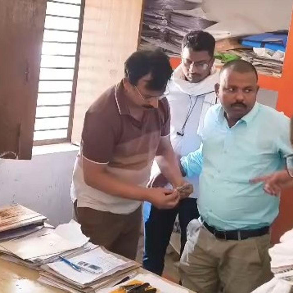 ग्राम पंचायत सचिव रिश्वत लेते रंगे हाथ गिरफ्तार:10 हजार लेते एंटी करप्शन टीम ने पकड़ा, जन्म प्रमाण पत्र के लिए मांगे रुपए