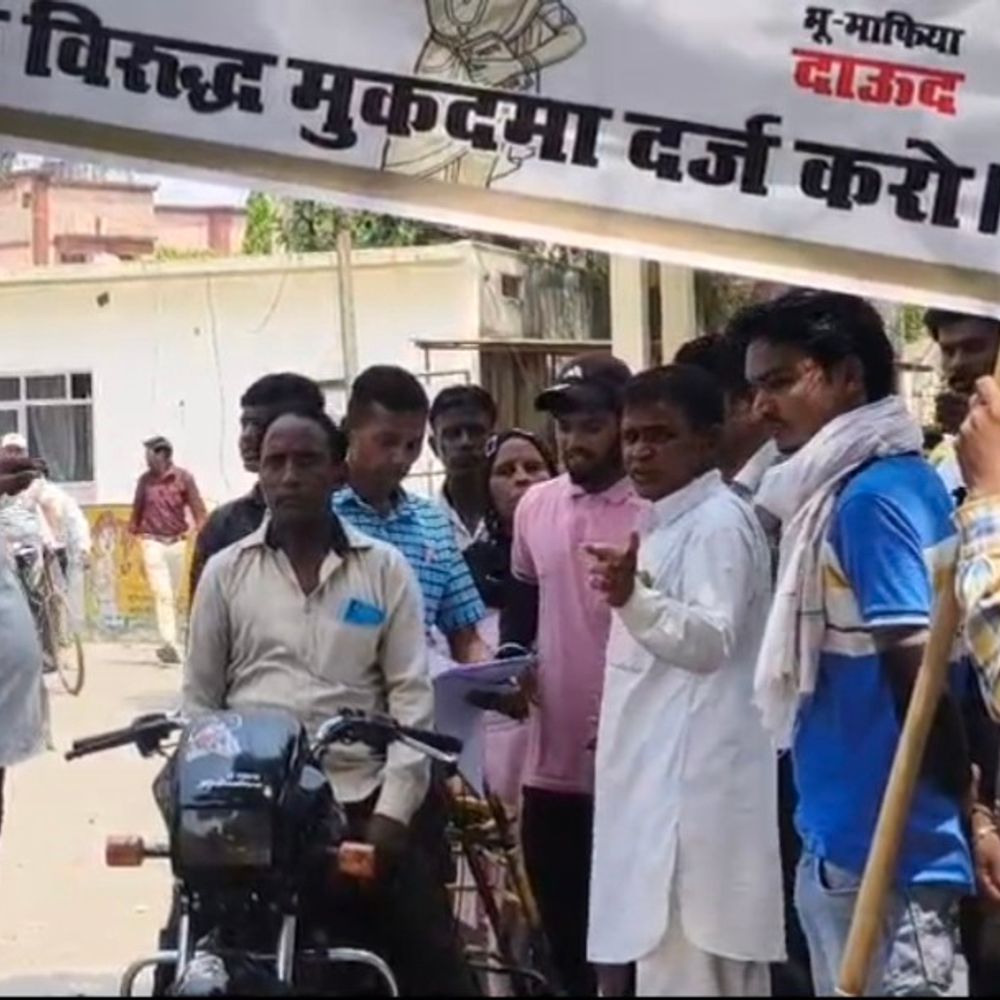 सहारनपुर में पट्टाधारकों के यूकेलिप्टिस पेड़ काटे:भूमाफियाओं पर जातिसूचक गालियां देने, धमकाने का आरोप; डीएम से न्याय की गुहार