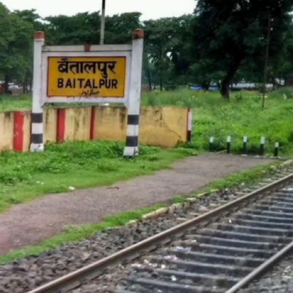 देवरिया में रेलवे स्टेशन के पास अधेड़ की मौत:गोरखपुर-देवरिया रेल मार्ग पर ट्रेन की चपेट में आने से हादसा