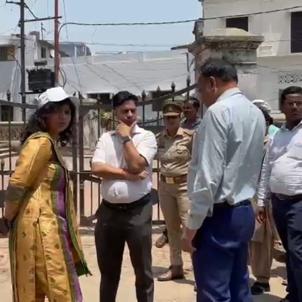 सीतापुर में रम्पा महल कब्जा मुक्त, प्रशासन ने किया सील:सिटी मजिस्ट्रेट की अगुवाई में कार्रवाई, 8 जनवरी को जारी हुई थी नोटिस,कब्जेदारों के तोड़े ताले