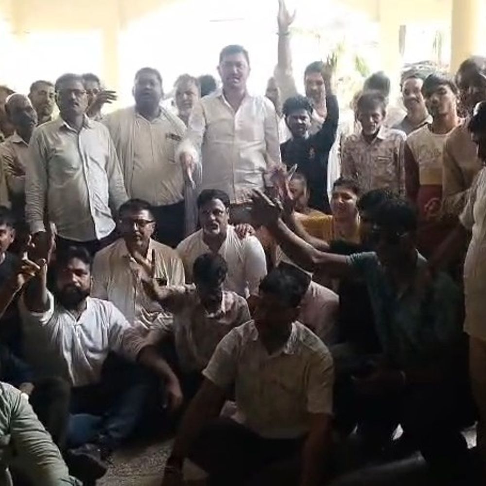 उन्नाव में 6 लोगों की मौत के बाद प्रदर्शन:स्पीड ब्रेकर की मांग पूरी न होने से नाराजगी, तेज रफ्तार से अक्सर होते हैं हादसे