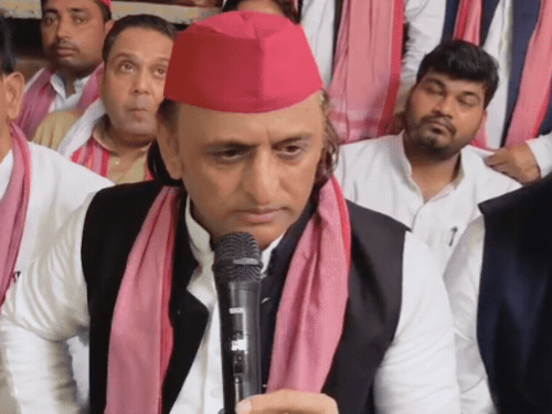 अखिलेश ने बताया कब बृजभूषण सिंह सपा में आएंगे:बोले- बहुत लोग BJP छोड़ना चाहते हैं; हरदोई में पीड़ित परिवार को 5 लाख दिए