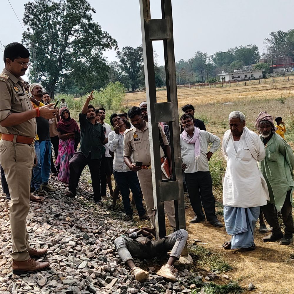 मिर्जापुर में रेलवे लाइन के पास झुलसा शव मिला:बगल में मिला 500, 100 और 50 रुपए के बिखरे नोट; मोबाइल से होगी पहचान