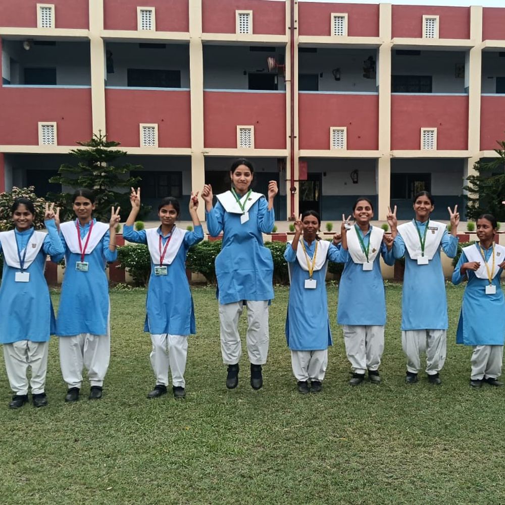 10वीं में आदविका, 12वीं में दिव्या ने किया टॉप:परीक्षा परिणाम देख छात्र-छात्राएं खुशी से झूमे, शिक्षकों ने दी बधाई