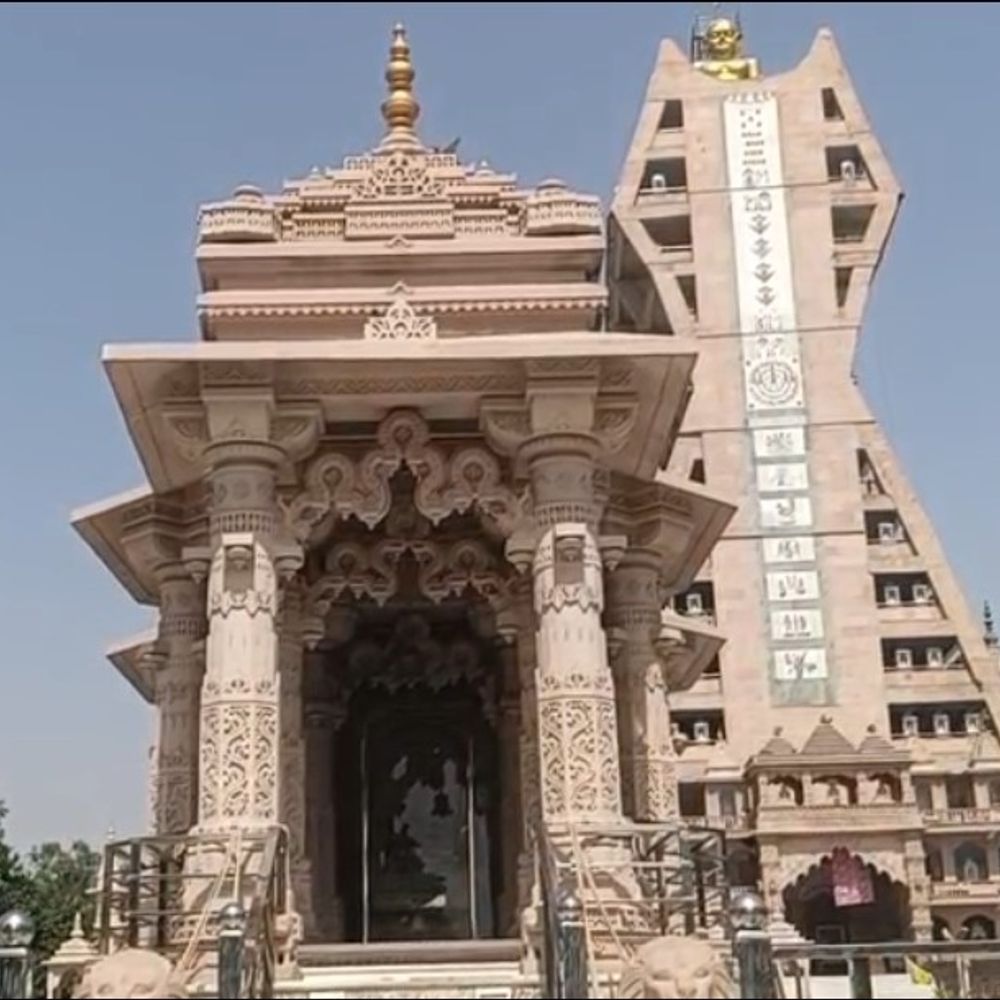 बागपत जैन मंदिर में ड्रेस कोड लागू:हाफ पैंट, मिनी स्कर्ट और जींस-टॉप पर परहेज की अपील