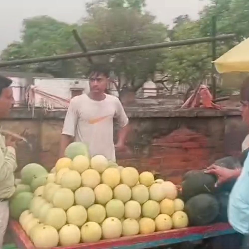 मुंबई घटना के बाद बाराबंकी प्रशासन अलर्ट:तरबूज, मीट की दुकानों पर छापेमारी; 9 बंद, विभाग ने अफवाहों पर दी सफाई