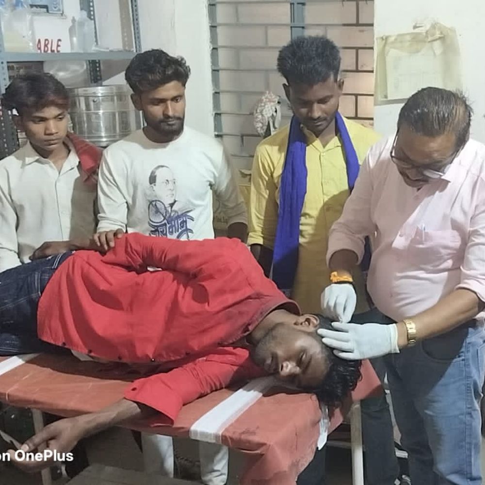 शादी में युवक को डीजे ऑपरेटर समझकर सिर फोड़ा:गाना बजाने को लेकर बारातियों ने चूल्हे से मारा, मिर्जापुर ट्रामा सेंटर रेफर