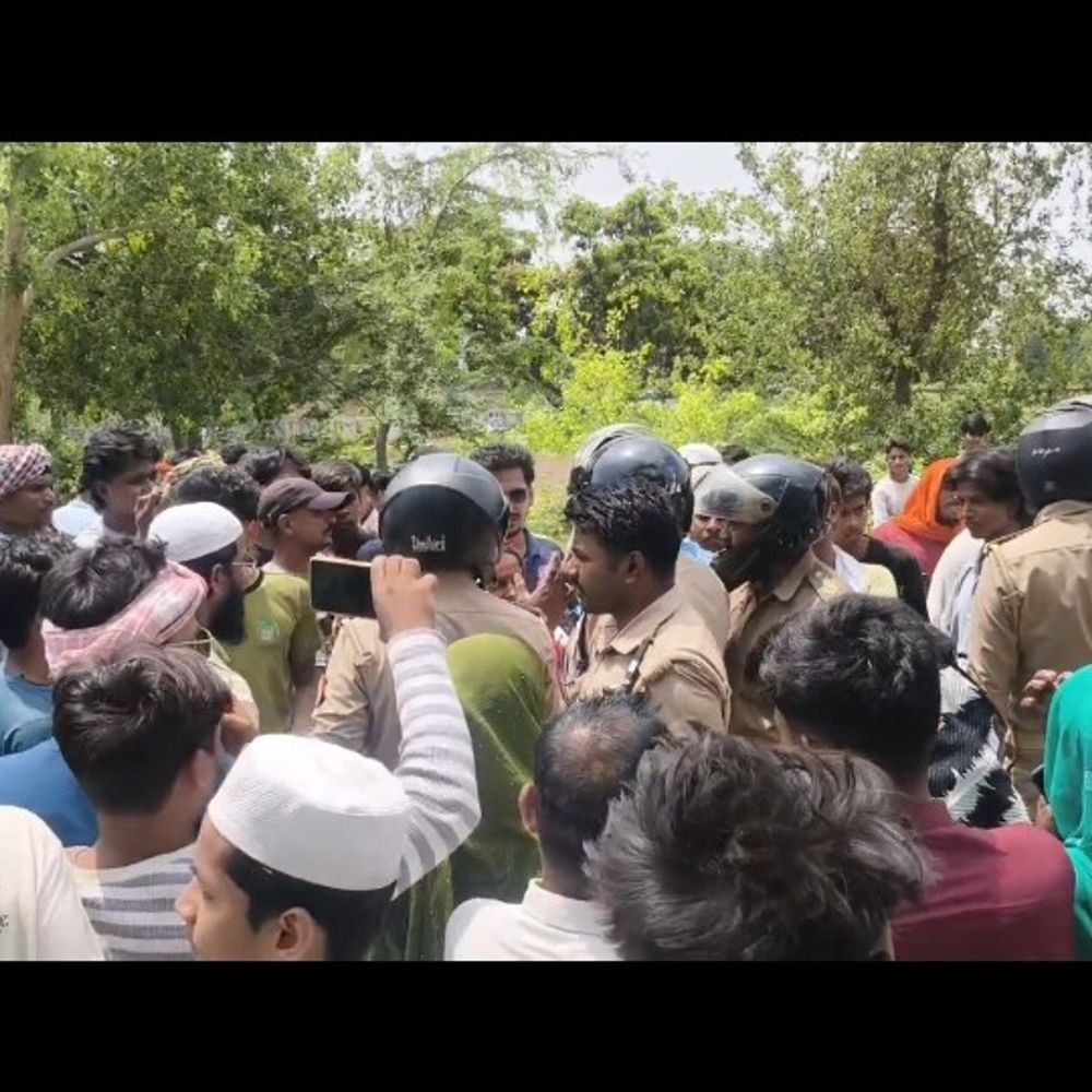 गैस सिलेंडर कालाबाजारी: उपभोक्ताओं ने सड़क जाम की:मऊ के घोसी में घंटों ठप रहा घोसी-मधुबन मार्ग पर यातायात