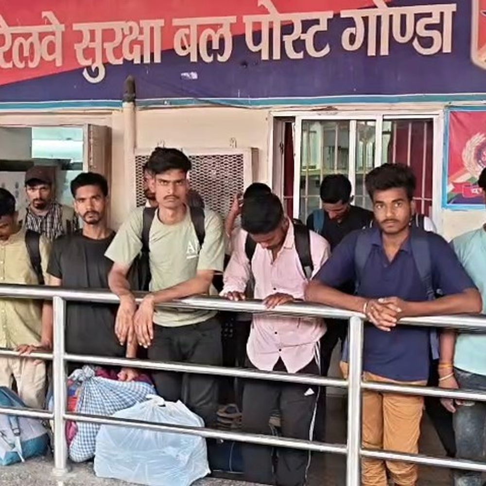 महिला कोच में यात्रा कर रहे 18 पुरुष यात्री गिरफ्तार:आरपीएफ ने की कार्रवाई, शिकायत के बाद स्टेशन पर चलाया अभियान