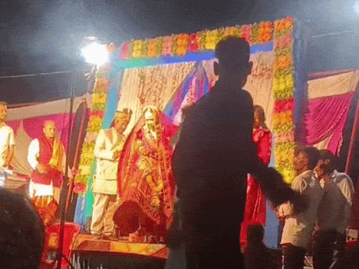 प्रेमी को देख शादी के स्टेज से दौड़ी दुल्हन, VIDEO:छिंदवाड़ा में दूल्हे के सामने बॉयफ्रेंड के गले में डाली वरमाला; वर-वधु पक्ष में मारपीट