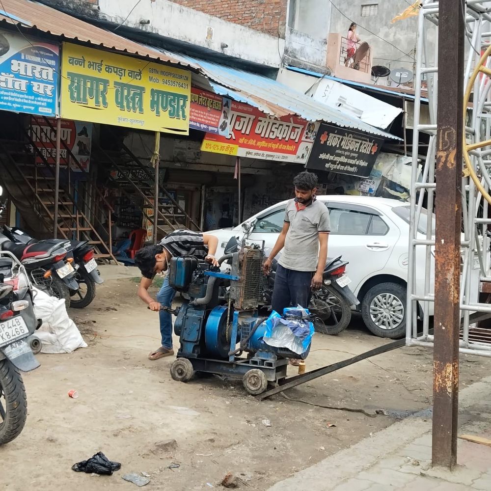 सुल्तानपुर में ग्रामीण इलाकों में 24 घंटे से बिजली गुल:आंधी-तूफान के बाद दर्जन भर उपकेंद्र ठप, लाखों लोग प्रभावित; बहाली में लगेगा समय