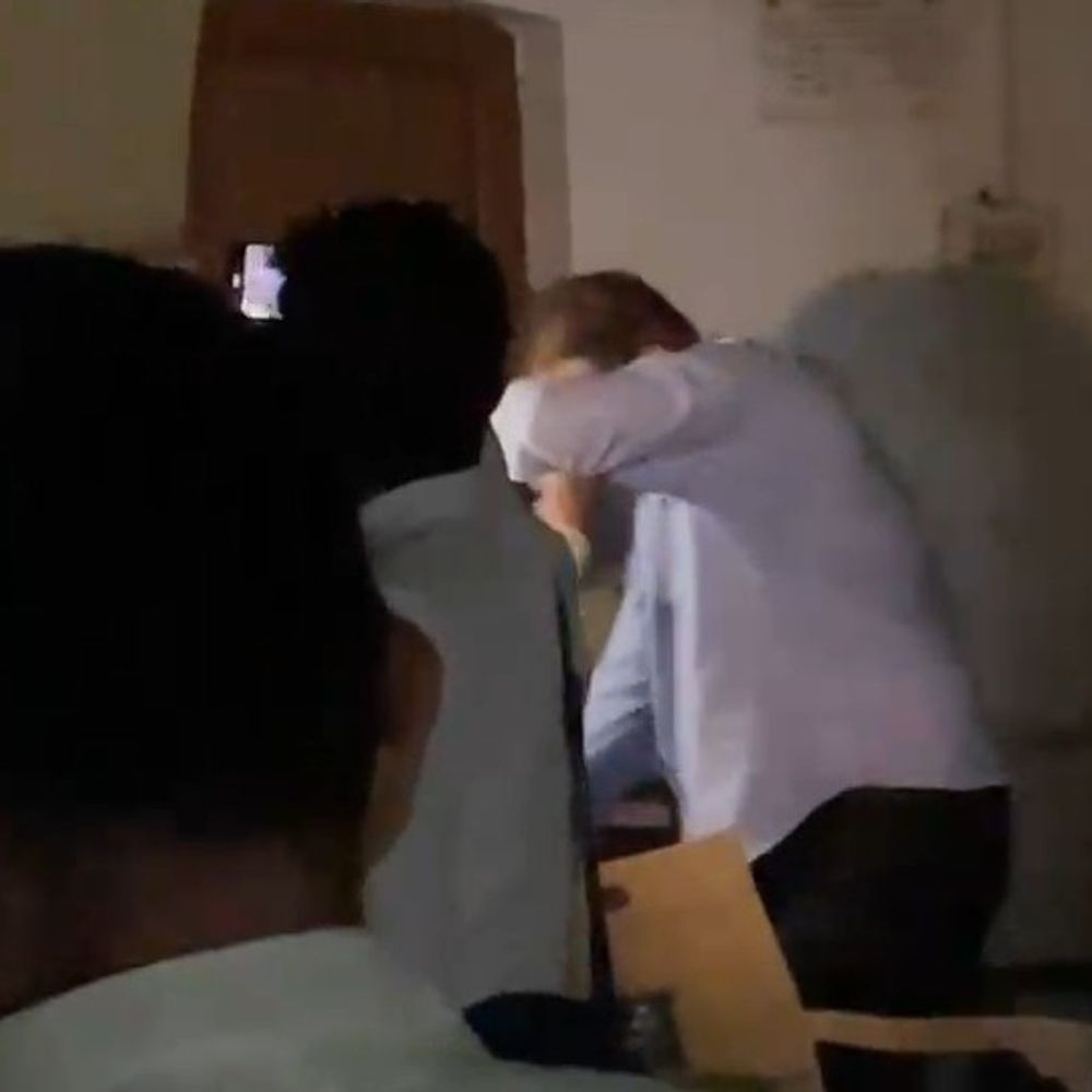 15 हजार रिश्वत लेते कानूनगो और सहयोगी गिरफ्तार:कानपुर से आई एंटी करप्शन टीम ने दो दिन रेकी कर पकड़ा