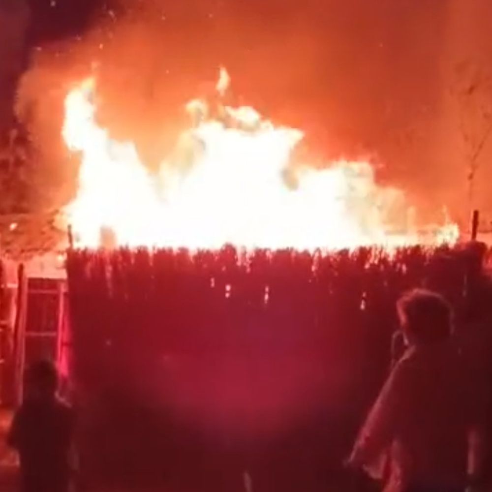 देवरिया स्टेशन के पास झोपड़ियों में लगी आग:तेज हवा से फैली, एक घंटे के बाद स्थानीय लोगों ने पाया काबू