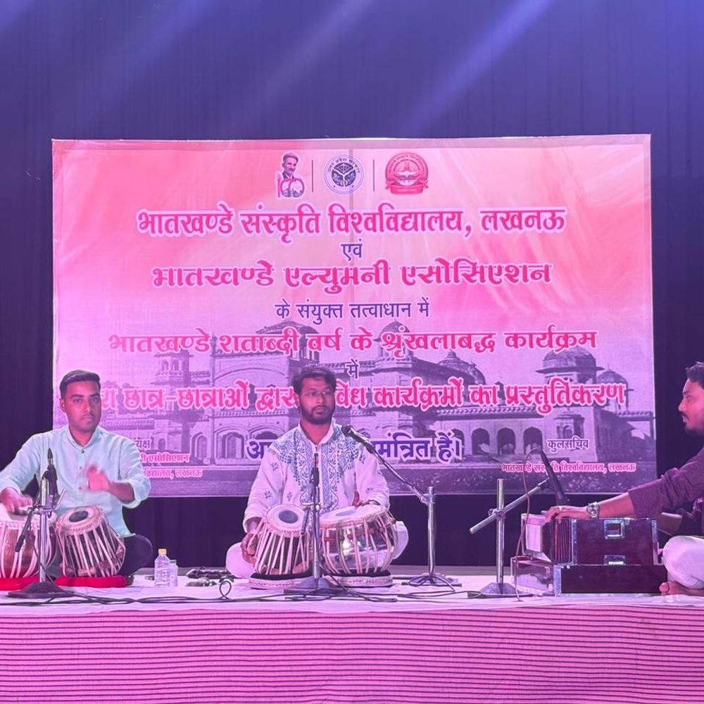 भातखण्डे विश्वविद्यालय शताब्दी वर्ष:तबला युगलबंदी से सजी यादगार संगीत संध्या; राय उमानाथबली प्रेक्षागृह में पूर्व छात्रों ने दी प्रस्तुति