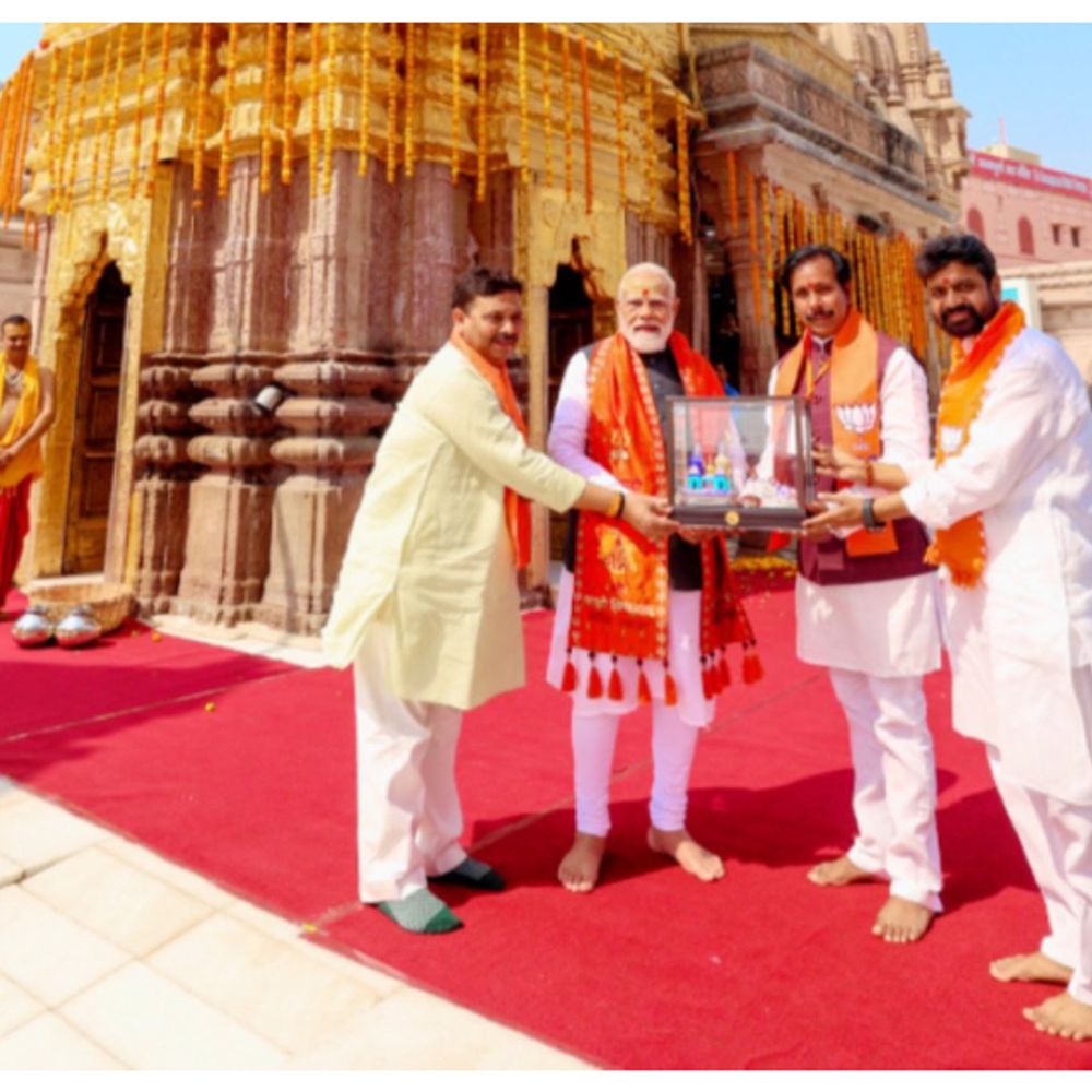 200 ग्राम चांदी से बने विश्वनाथ धाम की जानिए खासियत:PM को काशी के मंत्रियों ने दिया गिफ्ट, मुगलों की गुलाबी मीनाकारी से सजा