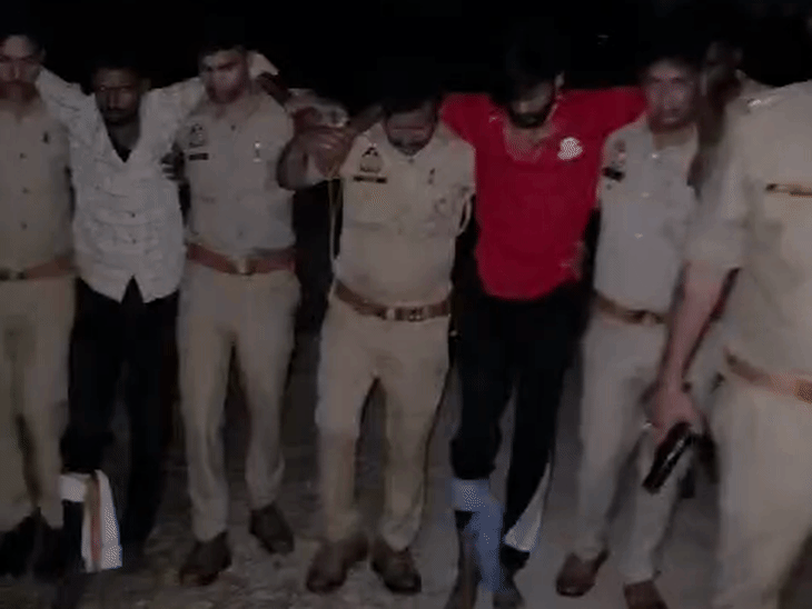 
                 प्रतापगढ़ में पुलिस मुठभेड़ में दो बदमाश घायल:पैर में गोली लगी, कई मामलों में वांछित थे आरोपी 
            