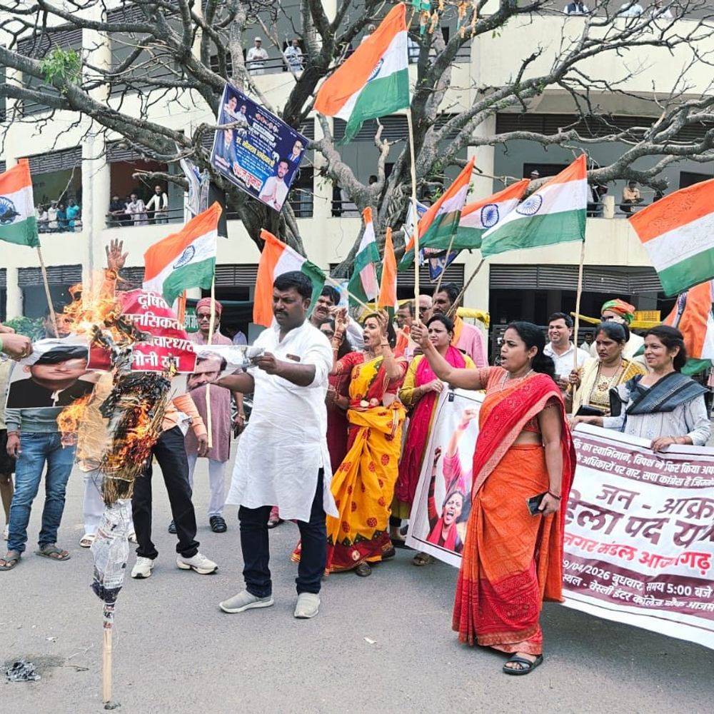महिलाएं बोलीं- विपक्ष ने हमारे साथ विश्वघात किया:आजमगढ़ में पदयात्रा निकाली, अखिलेश, राहुल और ममता का पुतला फूंका