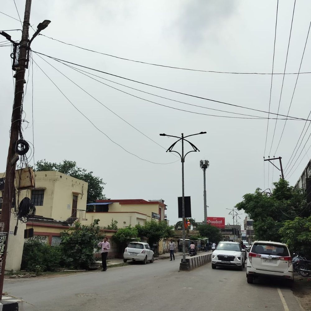 आजमगढ़ में तापमान में भारी गिरावट:बारिश और तेज हवाओं के कारण गिरा तापमान, बिजली आपूर्ति प्रभावित