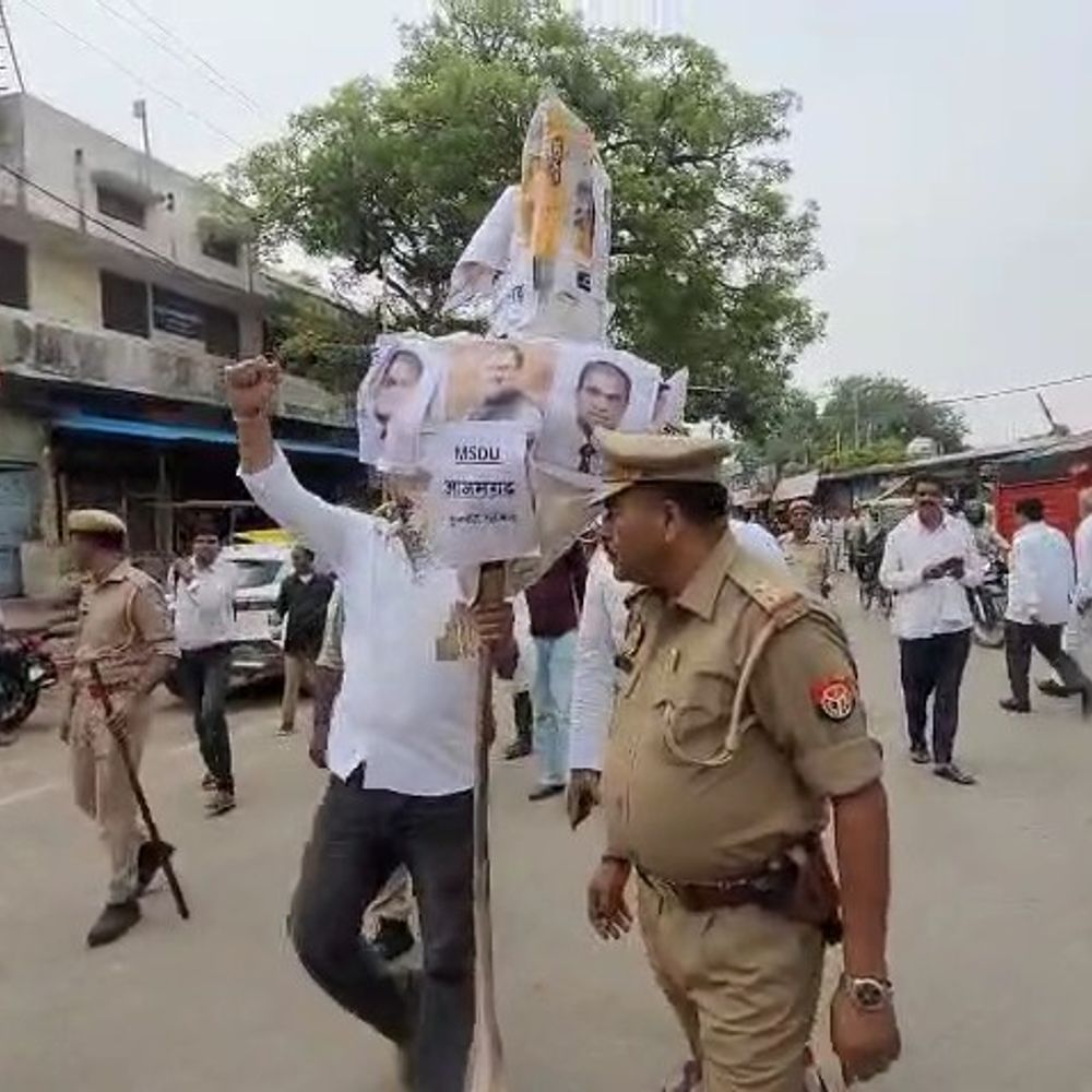 आजमगढ़ में फूंका गया कुलपति का पुतला:महाराजा सुहेलदेव विश्वविद्यालय में हो रहे भ्रष्टाचार के मामले को लेकर छात्रों ने किया प्रदर्शन