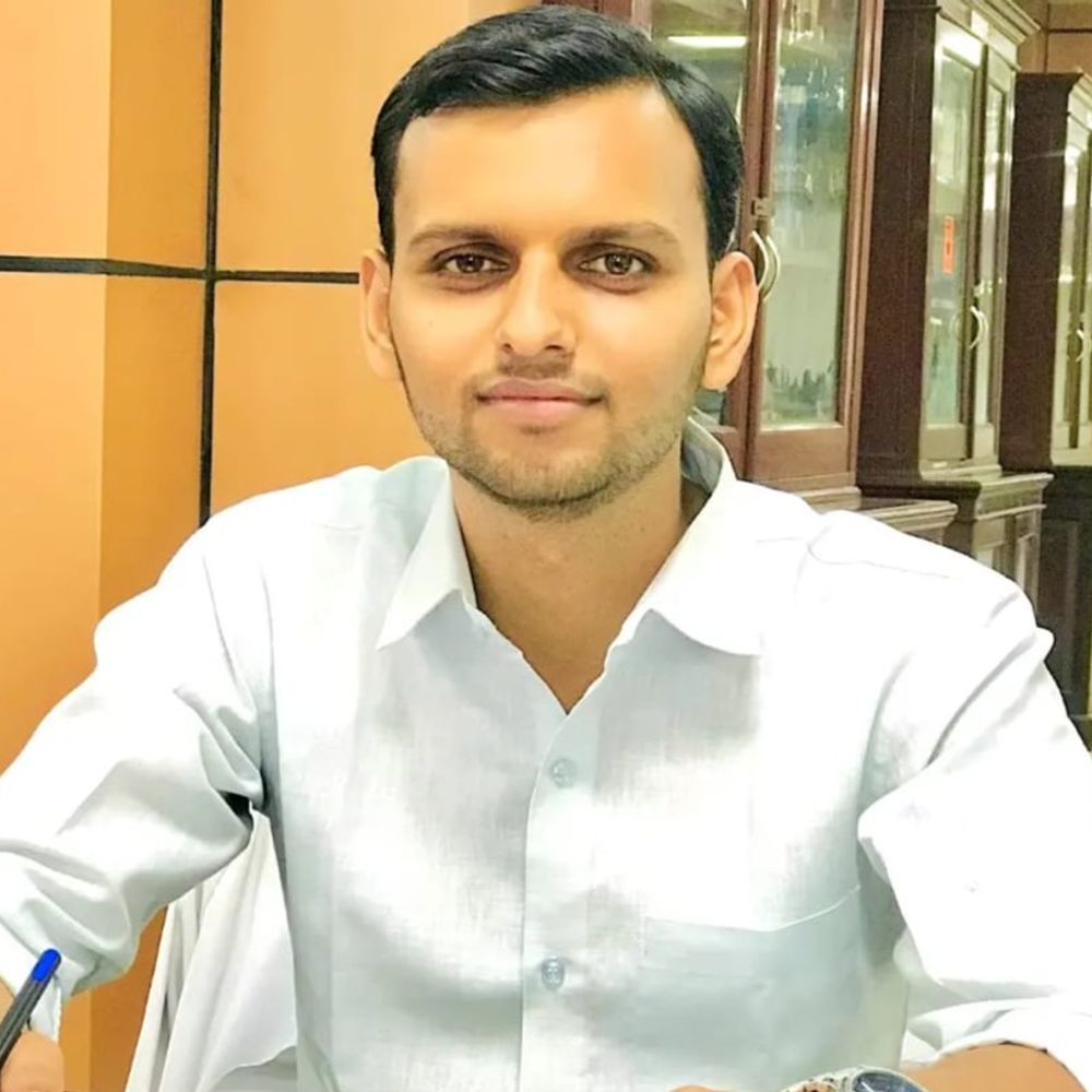 लखनऊ में रेडियोलॉजिस्ट की हादसे में मौत:बाइक के ऊपर गिरा पेड़, ऑफिस जा रहे दो दोस्तों की मौत