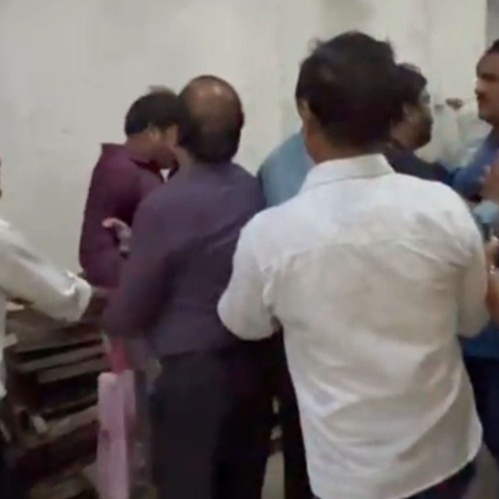 लखनऊ में ओमेक्स रेजीडेंसी-2 में बवाल:सुरक्षा को लेकर विवाद RWA और निवासियों में मारपीट, चले जूते-चप्पल