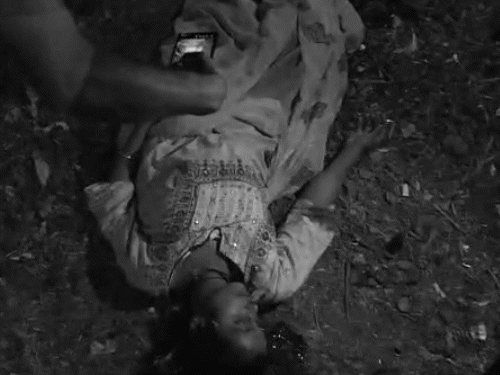 पिकअप की टक्कर से बाइक सवार दंपती की मौत:जबलपुर में एक साल की बच्ची को खरोंच तक नहीं; मां 50 फीट नीचे नर्मदा में गिरी