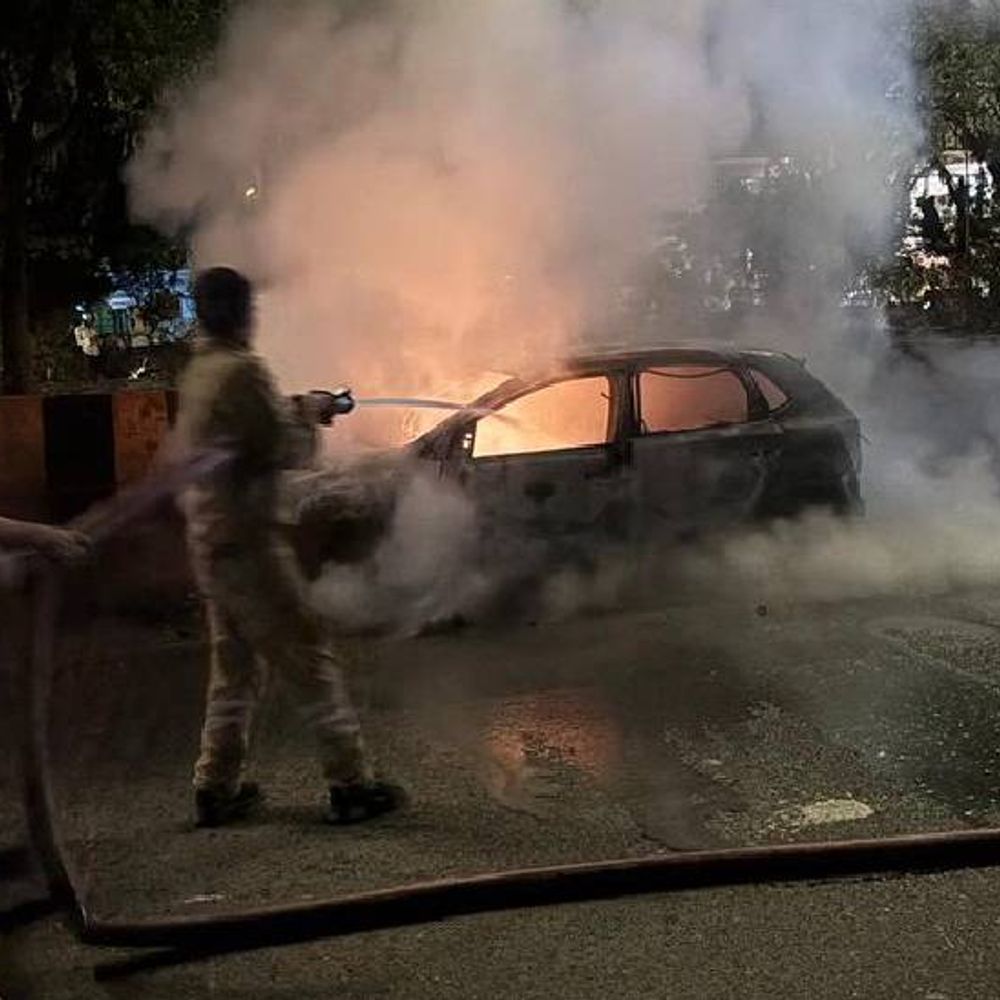 नोएडा में चलती कार में लगी आग:चालक ने कूदकर बचाई जान, शॉट सर्किट हो सकती है वजह