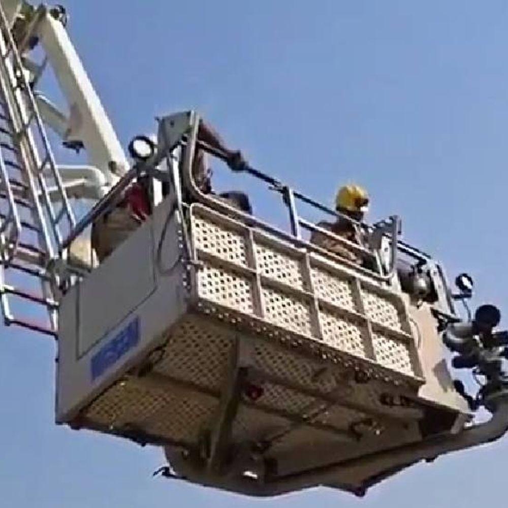 नोएडा में मोबाइल टावर पर चढ़ी युवती:समझाबुझा कर एक घंटे की मशक्कत के बाद नीचे उतारा, मानसिक रुप है परेशान