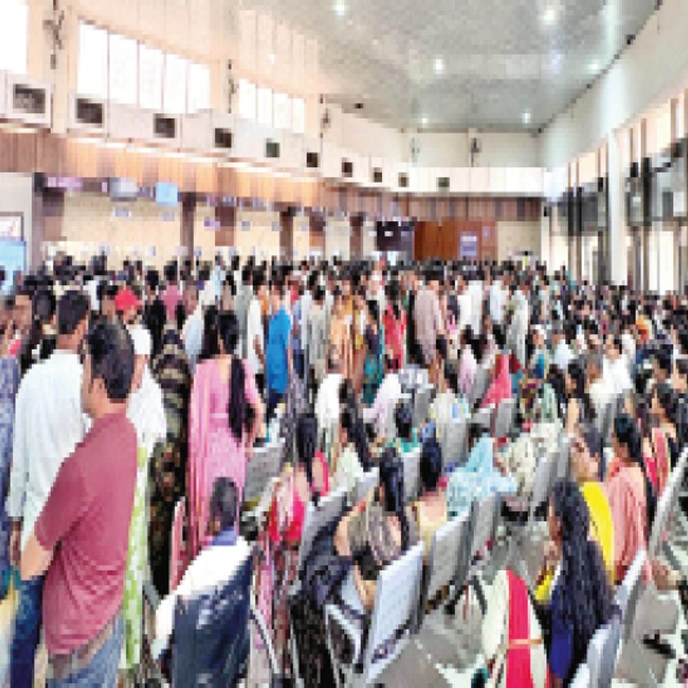 इलाज से पहले का दर्द...:9 बजे से लाइन में, 12 बजे डॉक्टर ने देखा, 4 बजे एक्स-रे और पौने 5 पर आई रिपोर्ट; तब तक विशेषज्ञ चले गए