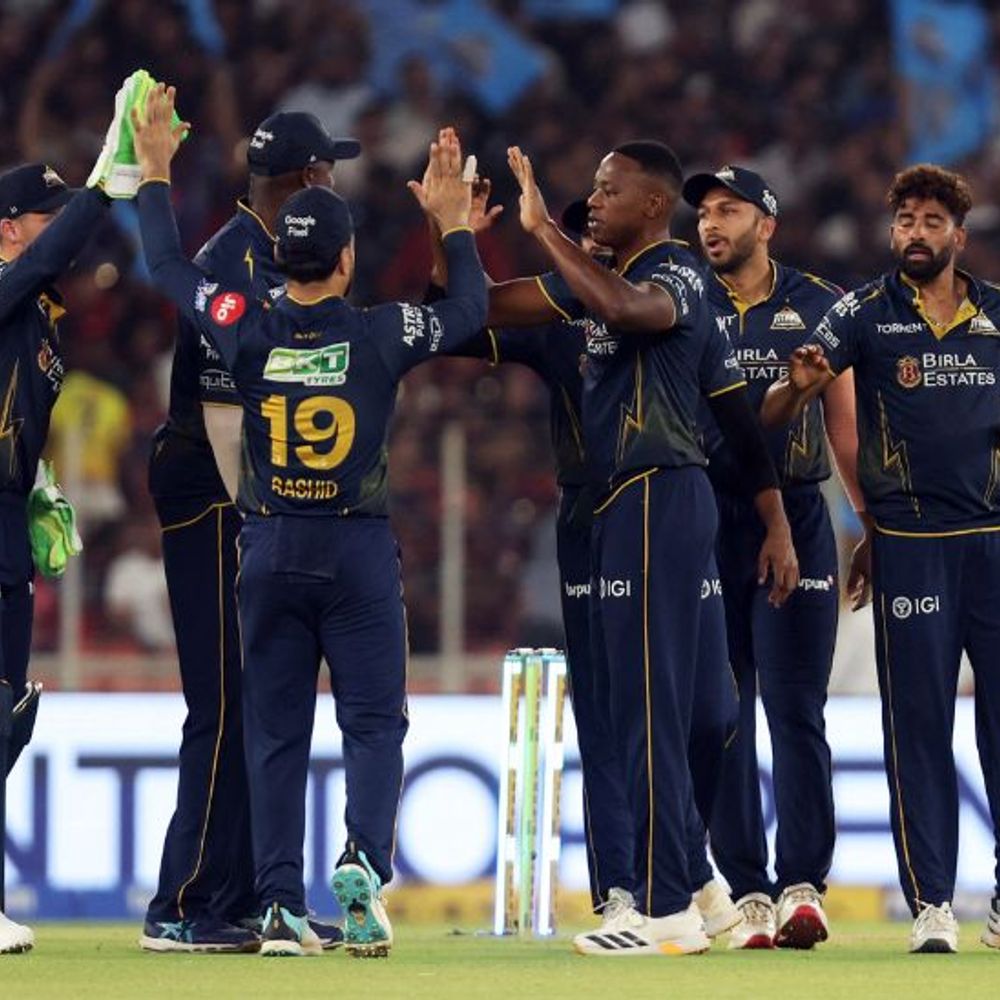 IPL- बेंगलुरु ने पावरप्ले में दूसरा विकेट गंवाया:बेथेल के बाद कोहली पवेलियन लौटे, गुजरात के रबाडा ने कैच आउट कराया