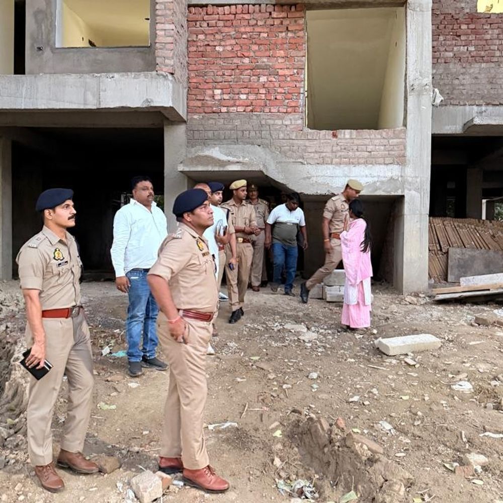 वाराणसी पुलिस-लाइंस की 6वीं मंजिल से गिरकर मजदूर की मौत:G-12 निर्माणाधीन भवन पर चढ़ा रहा था बालू, सिर-गर्दन में लगी थी गहरी चोट