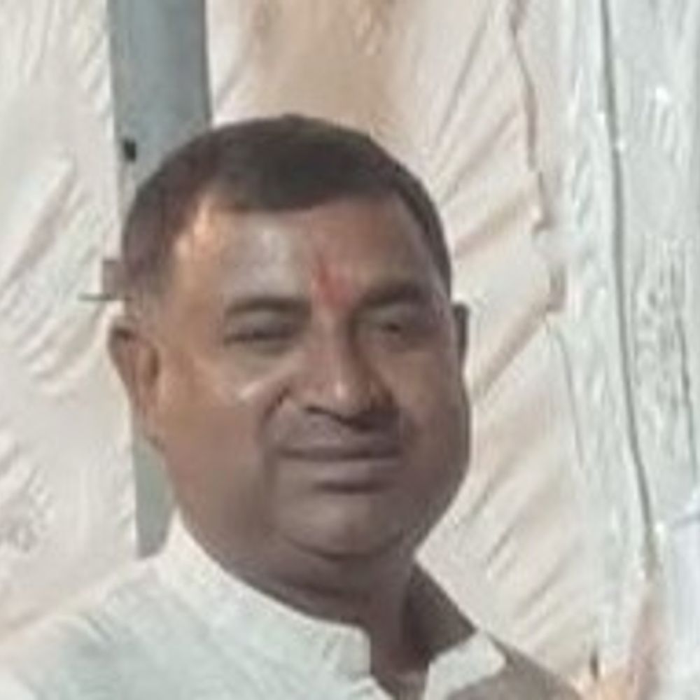 अधिवक्ता की मौत मामले में प्रधान ने सरेंडर किया:देवरिया में 26 दिन बाद वकील के साथ कोर्ट पहुंचा, सपाइयों ने किया था प्रदर्शन