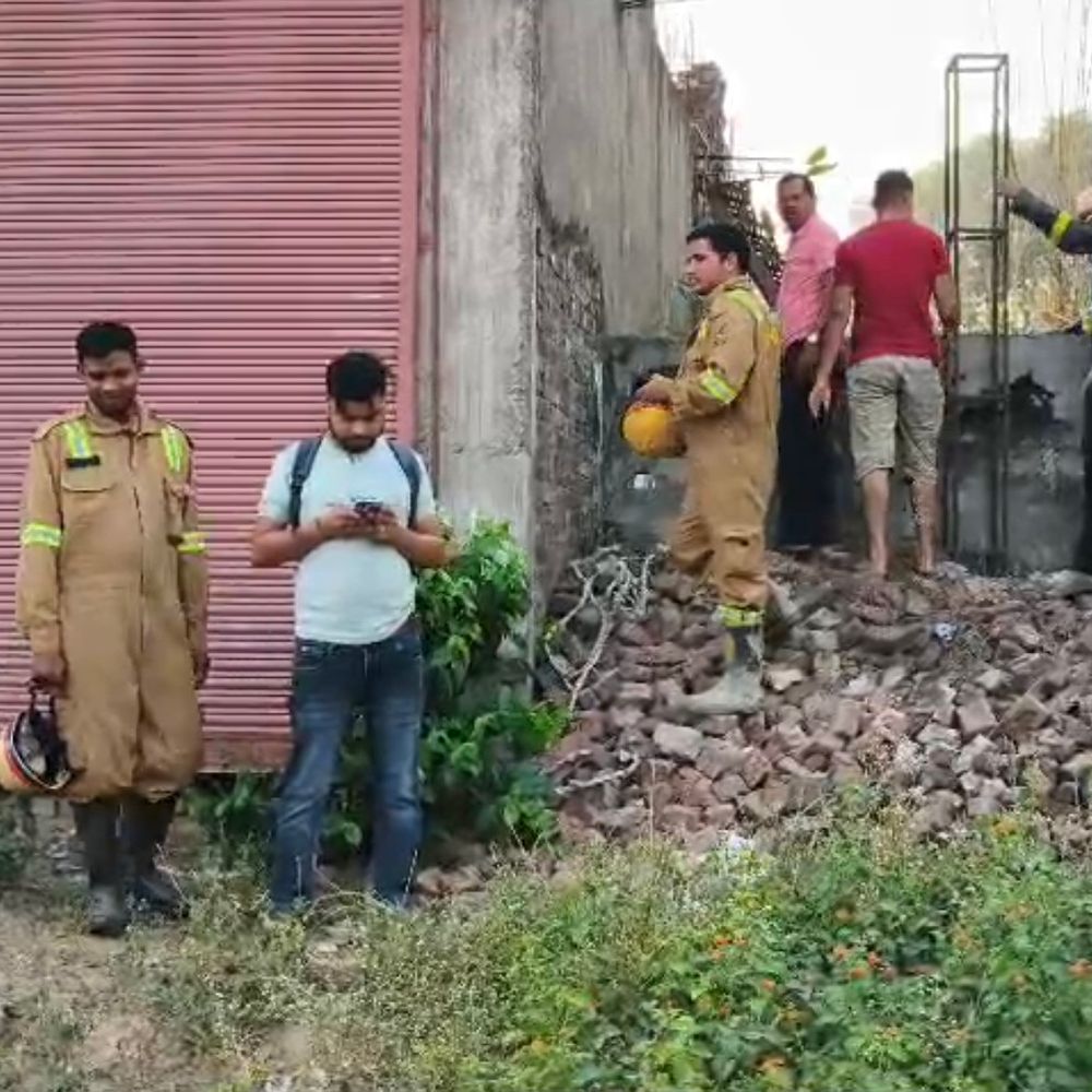 बिजनौर में सील मैरिज हॉल और संपत्ति में आग:गैंग्सटर एक्ट में सील प्रॉपर्टी जलकर राख, 2 घंटे में काबू