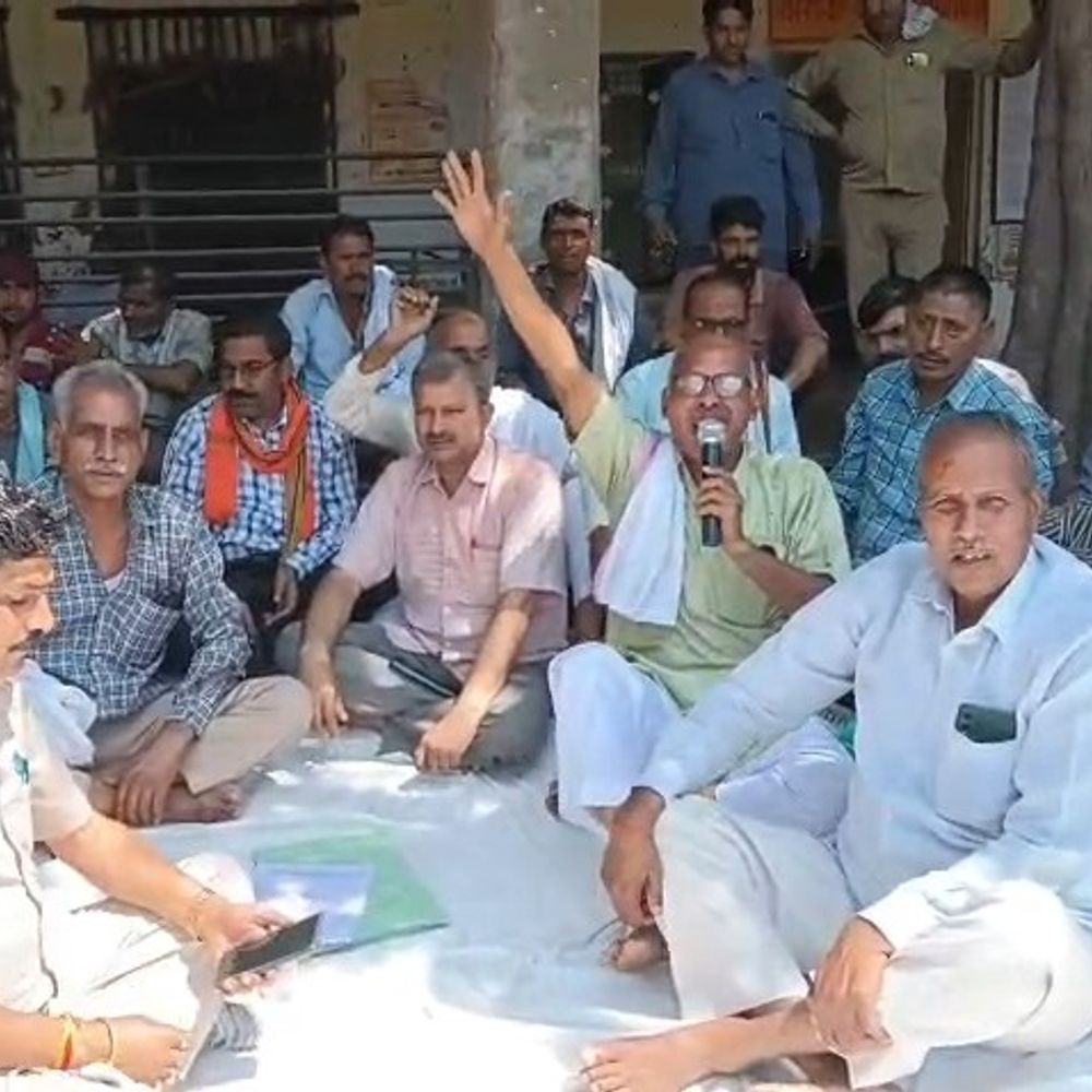 मथुरा में रोडवेज कर्मचारियों का डिपो पर धरना:निजीकरण और लंबित मांगों को लेकर प्रदर्शन