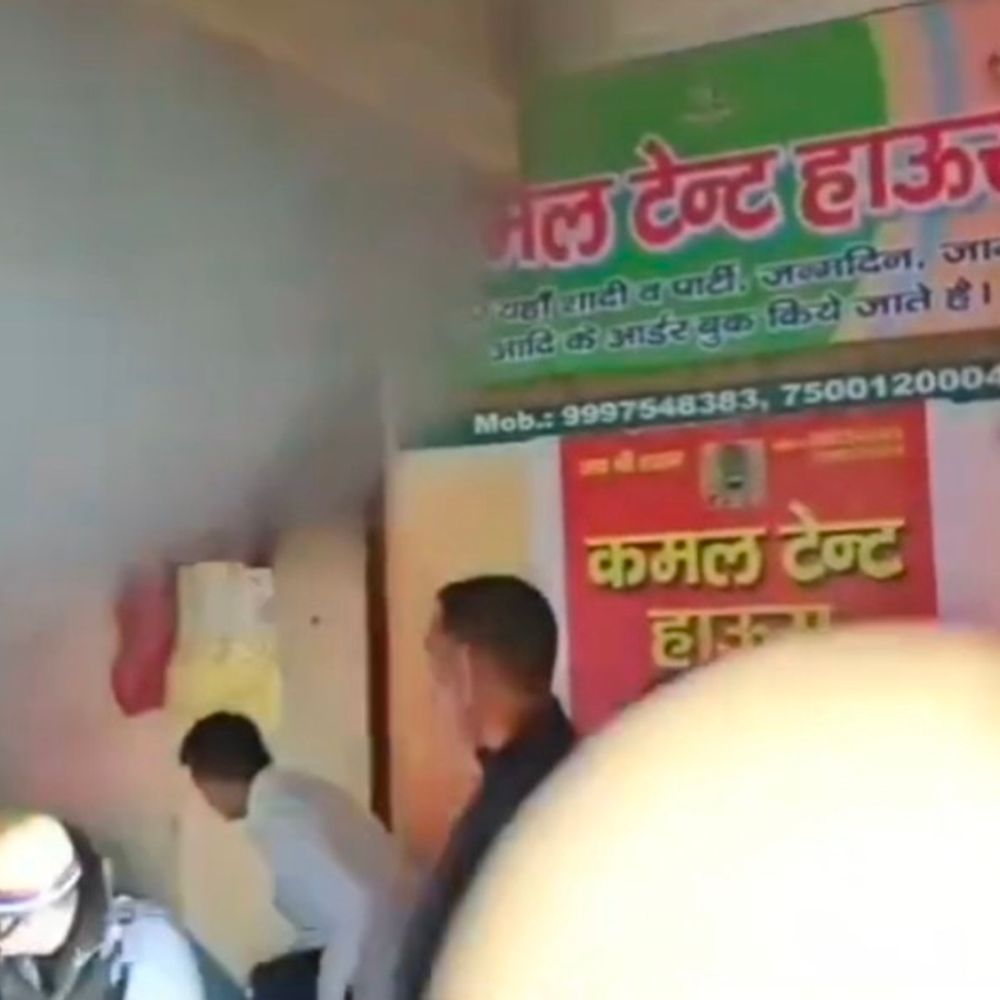 सहारनपुर में टेंट हाउस की दुकान में भीषण आग:लाखों का सामान राख, दमकल कर्मियों ने कड़ी मशक्कत के बाद पाया काबू